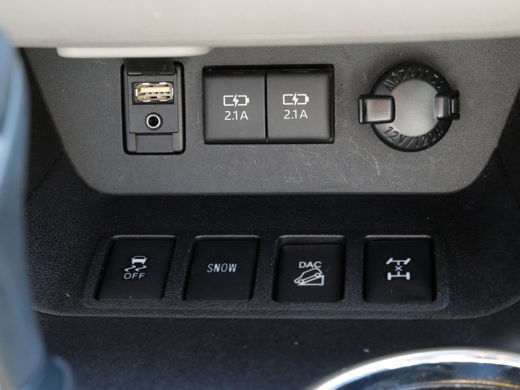 Used 2018 Toyota Highlander XLE AWD/4WD image 21