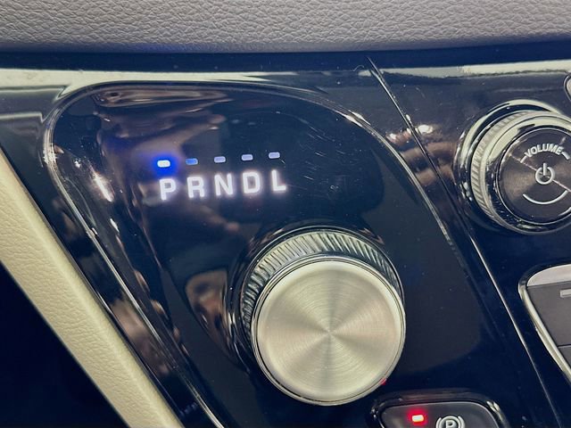 Used 2024 Chrysler Pacifica Touring-L image 18