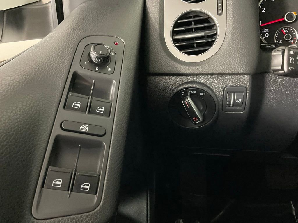 Used 2017 Volkswagen Tiguan S image 19