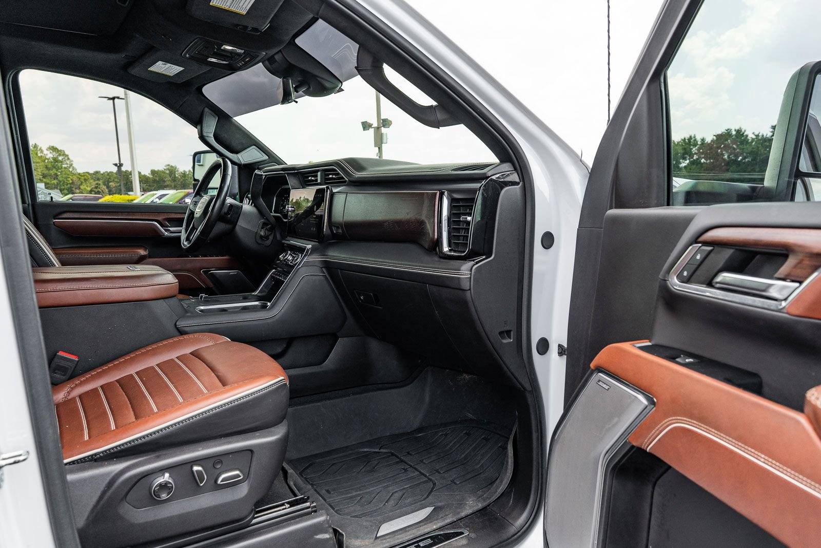 Used 2024 GMC Sierra 2500 Denali Ultimate w/ Max Trailering Package AWD/4WD image 11