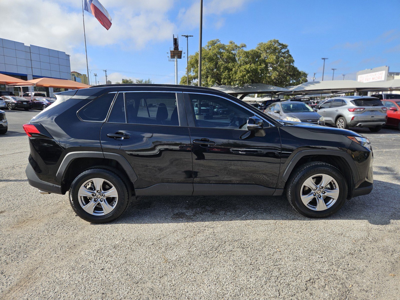 Used 2025 Toyota RAV4 XLE image 2