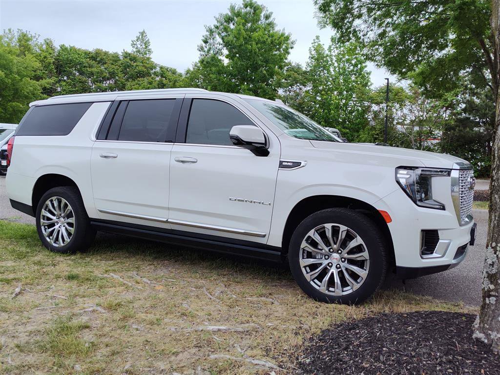 Used 2022 GMC Yukon XL Denali w/ Advanced Technology Package AWD/4WD image 2