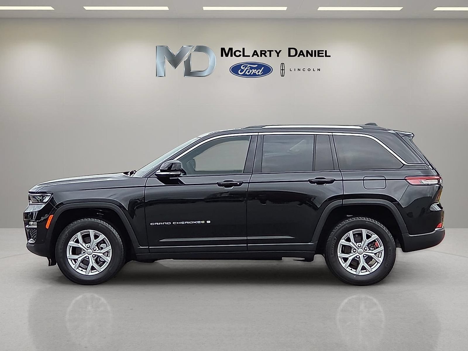 Used 2023 Jeep Grand Cherokee Limited w/ Luxury Tech Group II AWD/4WD video 3