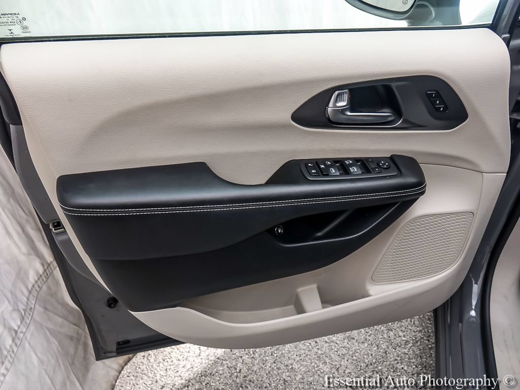 Used 2022 Chrysler Pacifica Touring-L FWD image 19