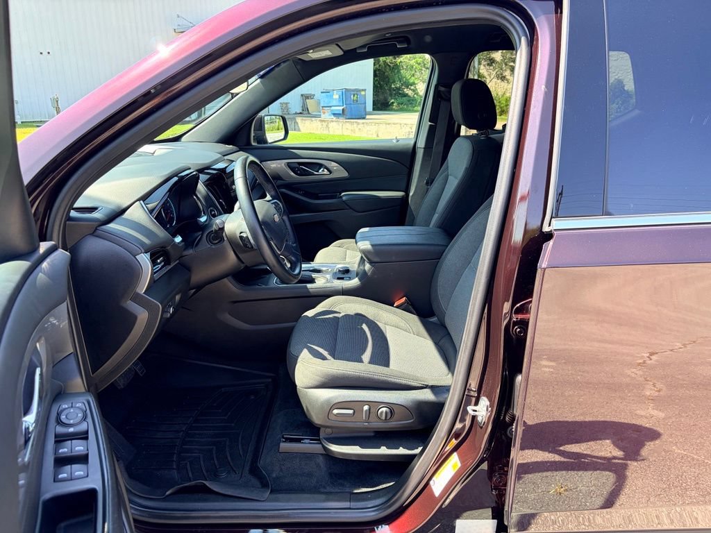 Used 2023 Chevrolet Traverse LT FWD image 18