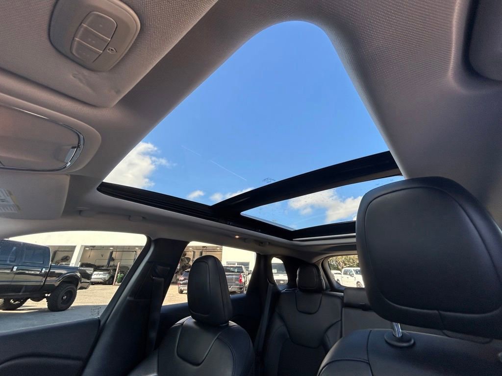 Used 2020 Jeep Cherokee Latitude Plus w/ Comfort/Convenience Group image 11