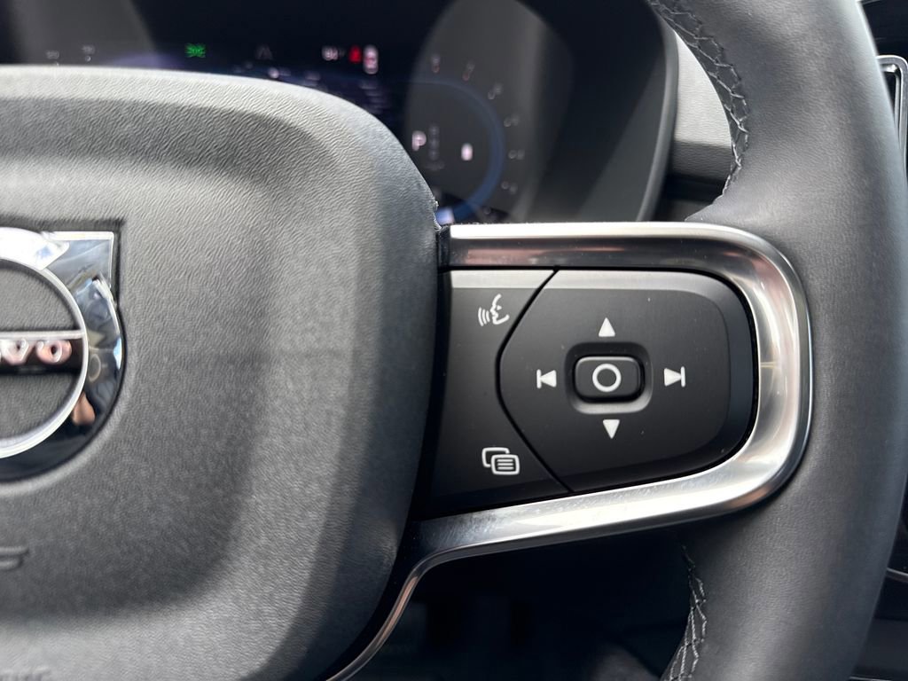 Used 2024 Volvo XC40 B5 Core image 16