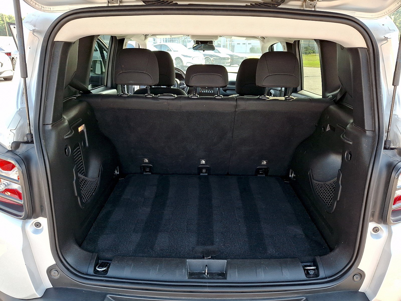 Used 2018 Jeep Renegade Latitude FWD image 27