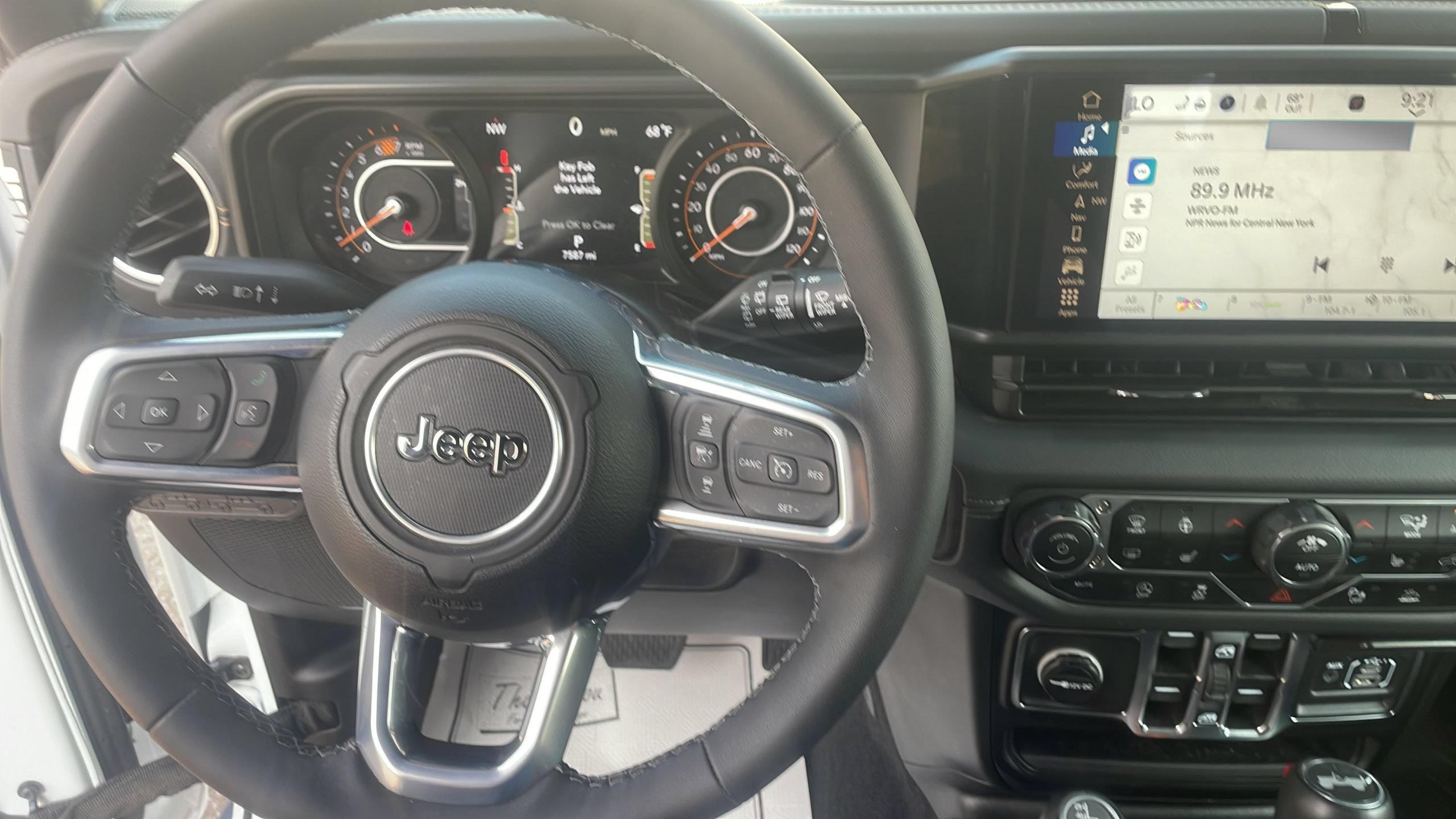Used 2025 Jeep Wrangler Unlimited Sahara AWD/4WD image 21
