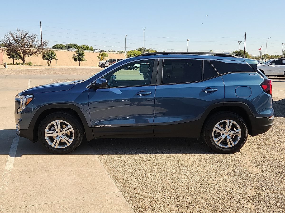 Used 2024 GMC Terrain SLE w/ Driver Convenience Package AWD/4WD image 2
