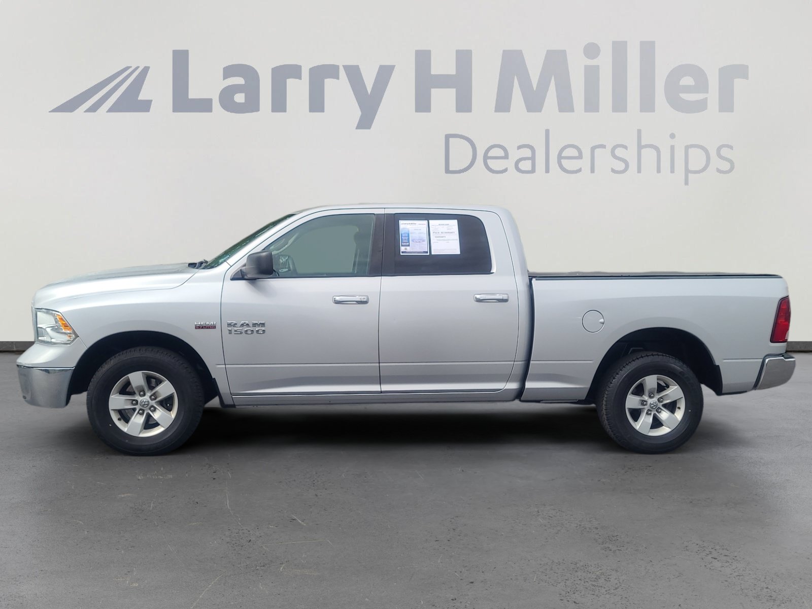 Used 2018 RAM 1500 Classic SLT AWD/4WD image 2