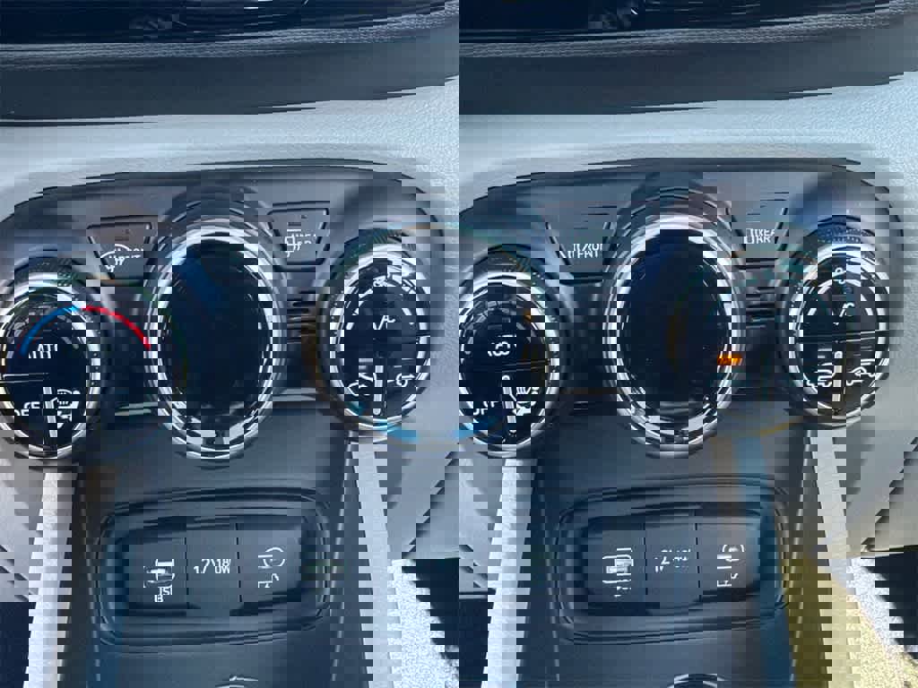 Used 2023 Hyundai Venue SEL image 28