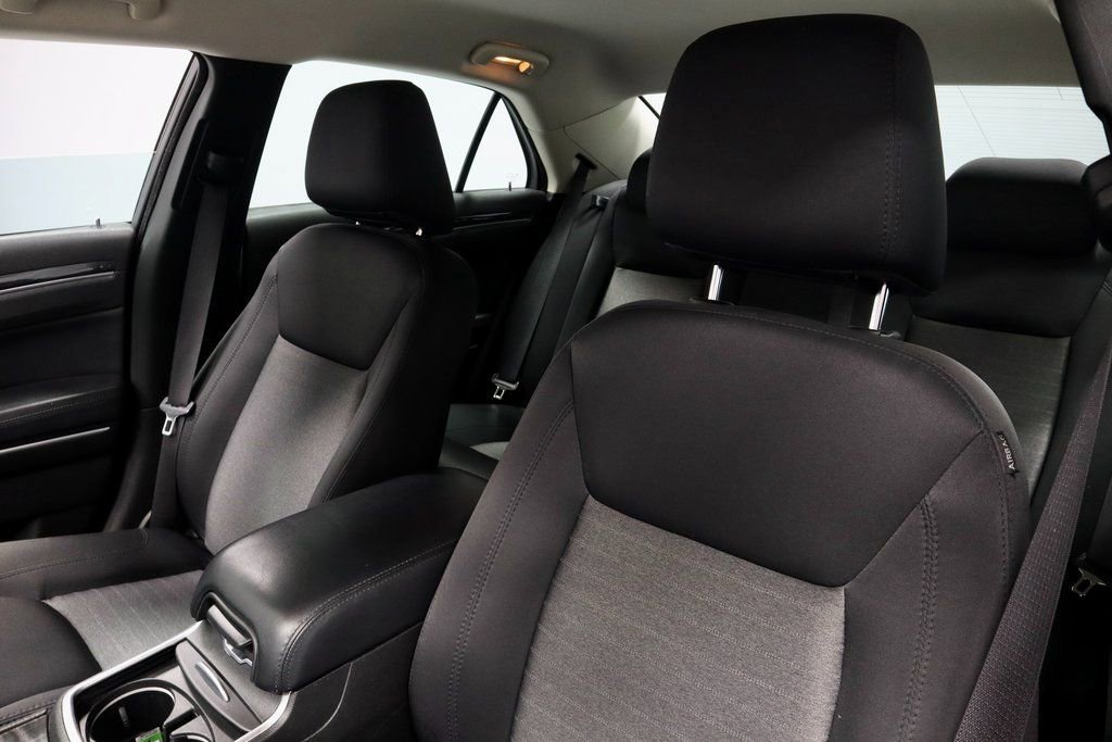 Used 2022 Chrysler 300 Touring image 25