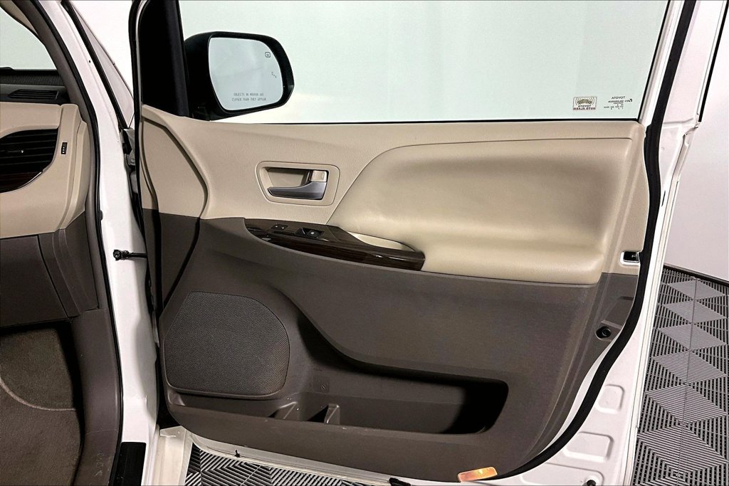 Used 2019 Toyota Sienna XLE w/ XLE Navigation Package FWD image 24