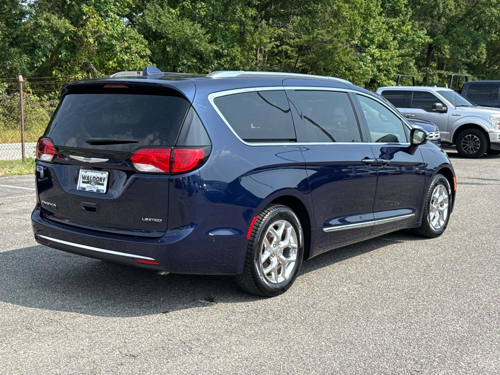 Used 2020 Chrysler Pacifica Limited w/ Advanced Safetytec Group FWD image 2