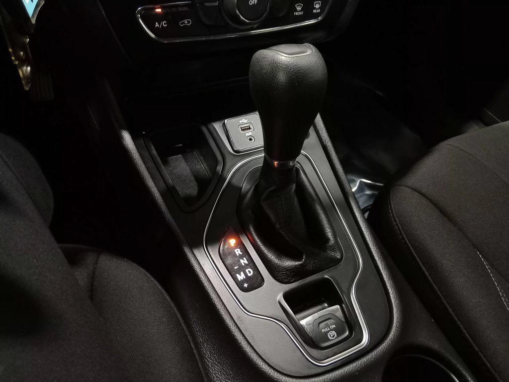 Used 2019 Jeep Cherokee Latitude w/ Cold Weather Group FWD image 23