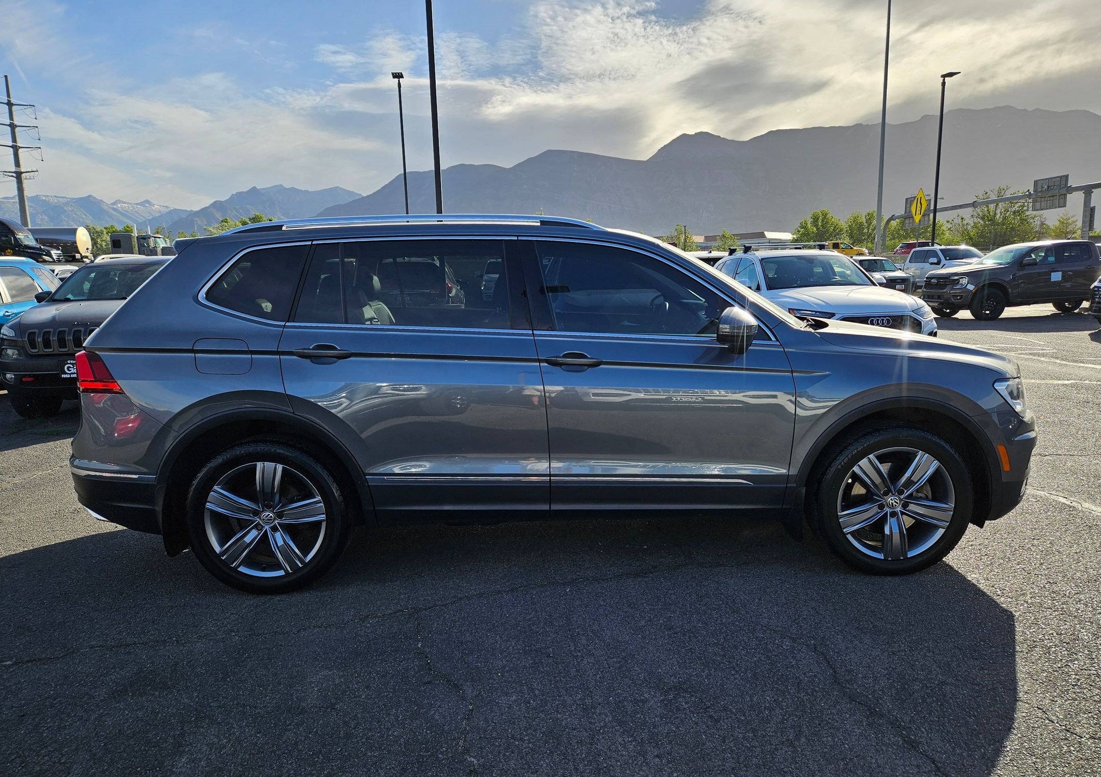 Used 2020 Volkswagen Tiguan SEL w/ 3rd Row Seat Package AWD/4WD image 2