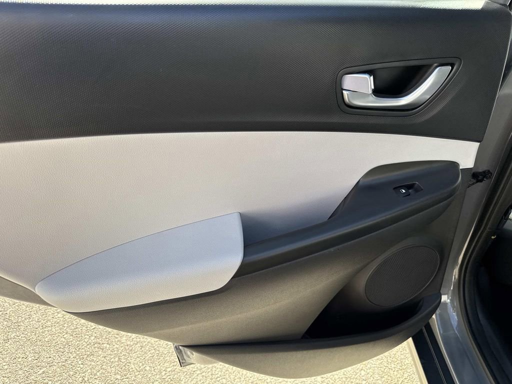 Used 2023 Hyundai Kona SE image 13