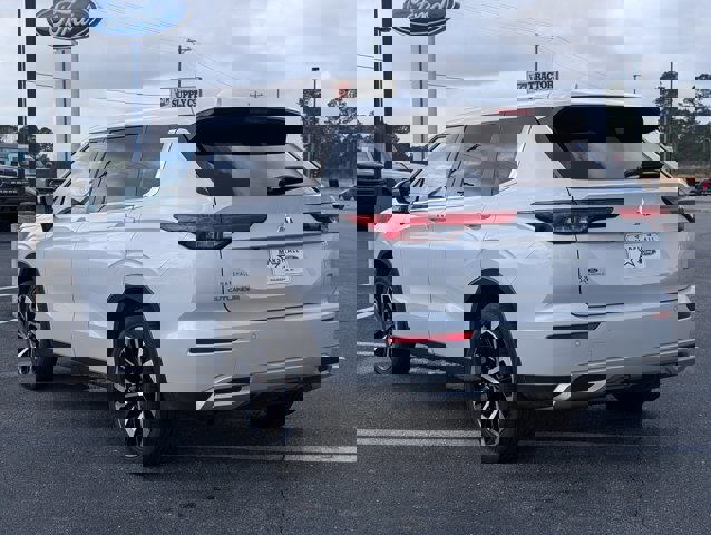 Used 2024 Mitsubishi Outlander SE image 3