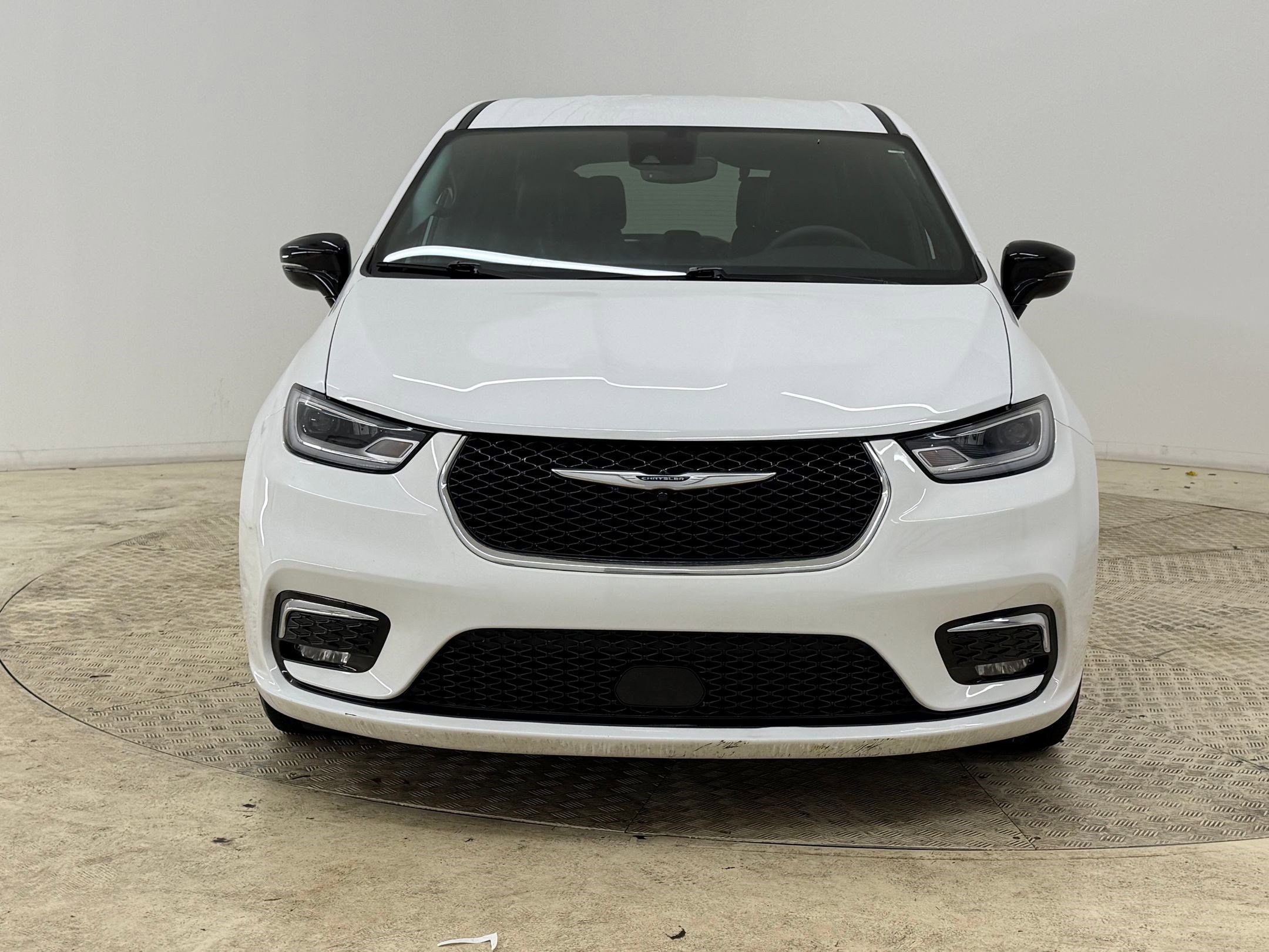 Used 2025 Chrysler Pacifica Select image 6