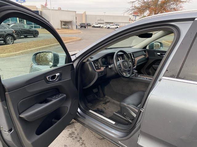 Used 2021 Volvo XC60 T5 Momentum w/ Protection Package Premier image 10
