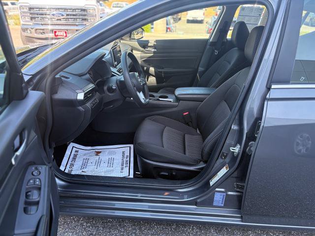 Used 2025 Nissan Altima 2.5 SV FWD image 11