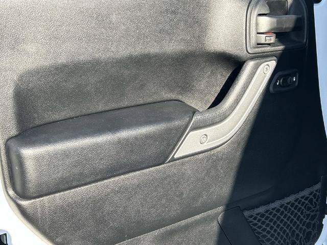 Used 2017 Jeep Wrangler Sahara w/ Connectivity Group AWD/4WD image 19
