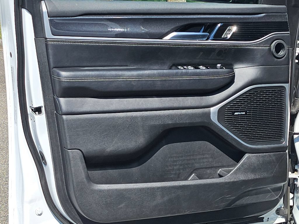 Used 2023 Jeep Wagoneer 4WD image 39