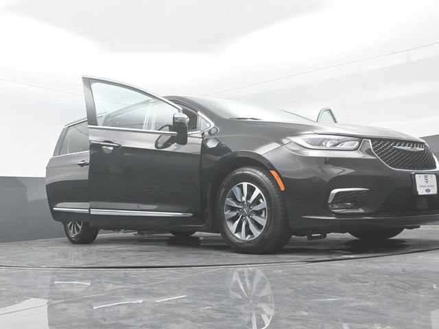 Used 2023 Chrysler Pacifica Limited FWD image 30