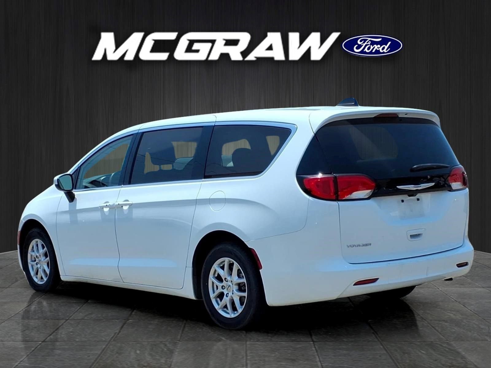 Used 2023 Chrysler Voyager LX FWD image 9
