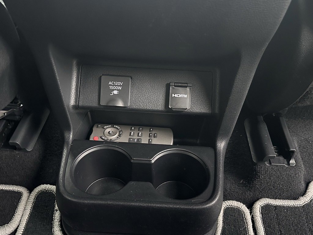 Used 2023 Toyota Sienna XSE image 18