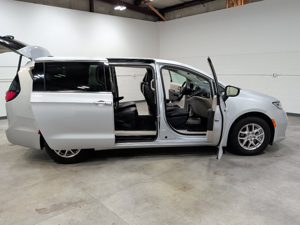 Used 2024 Chrysler Pacifica Touring-L FWD image 11
