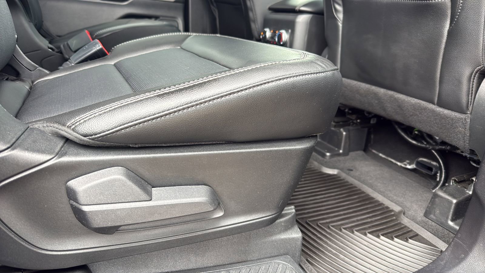 Certified 2022 Ford Explorer Limited w/ Equipment Group 301A RWD image 26