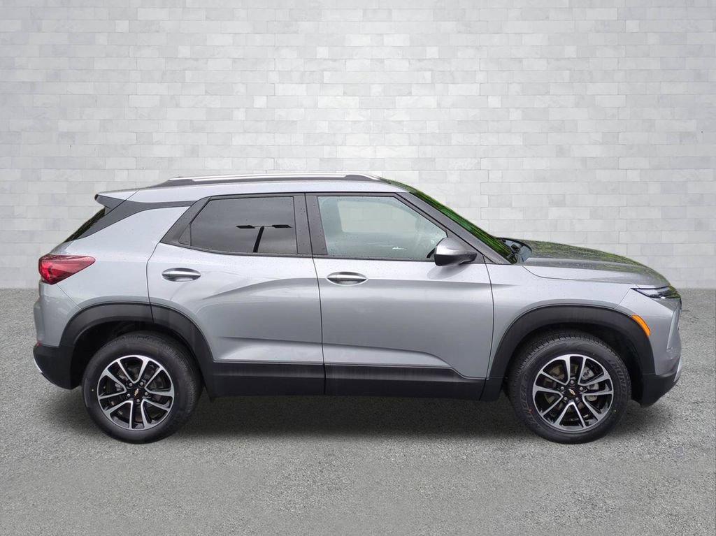 Used 2025 Chevrolet TrailBlazer LT AWD/4WD image 3