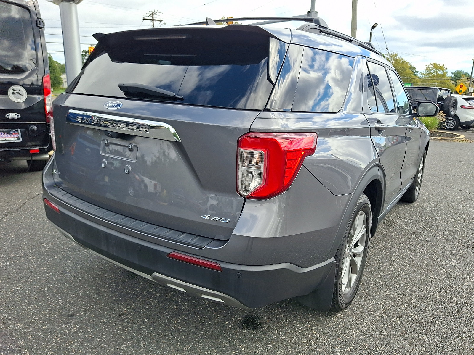 Certified 2022 Ford Explorer XLT w/ Equipment Group 202A AWD/4WD image 10