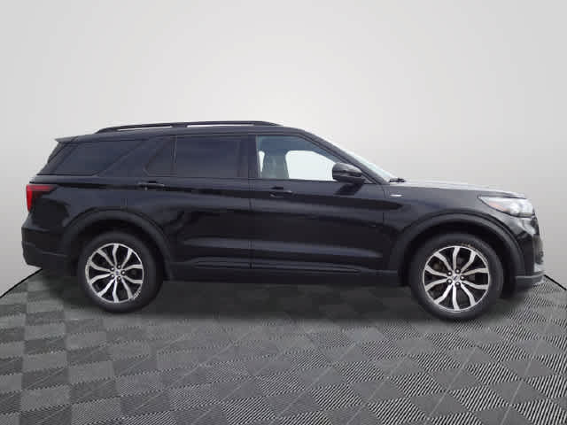 Certified 2025 Ford Explorer ST-Line AWD/4WD image 4