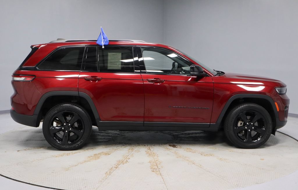Used 2023 Jeep Grand Cherokee Altitude AWD/4WD image 6
