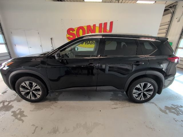 Used 2021 Nissan Rogue SV image 2