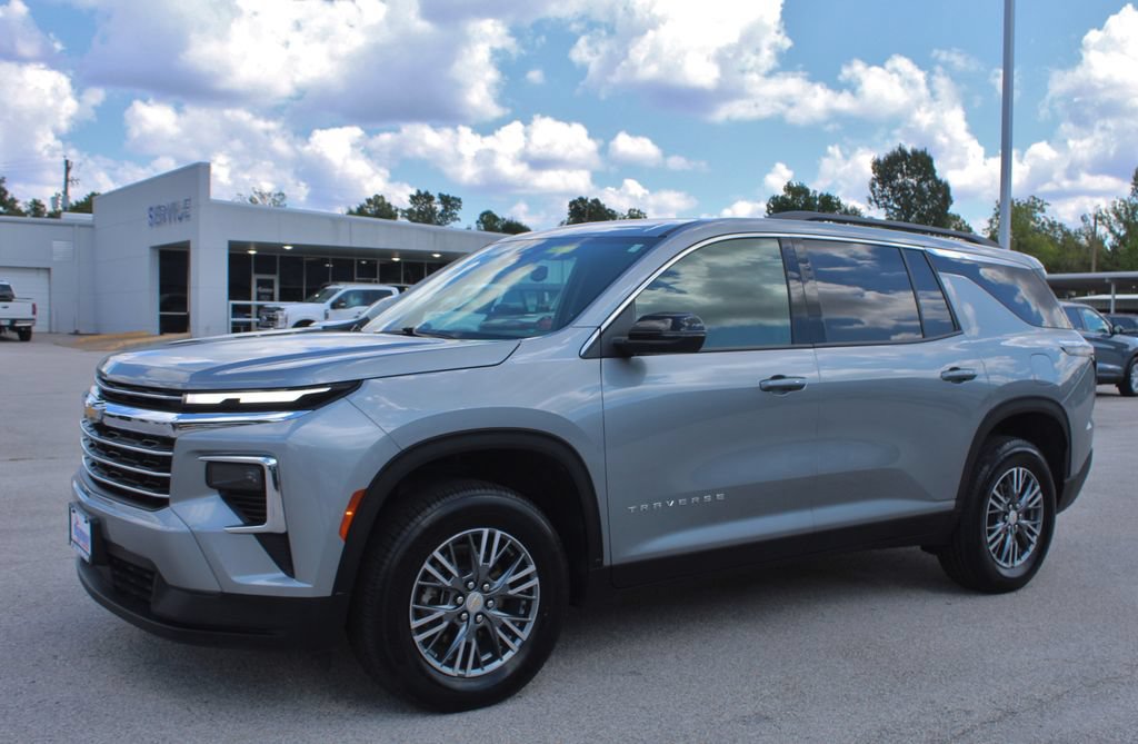 Used 2025 Chevrolet Traverse LT FWD image 2
