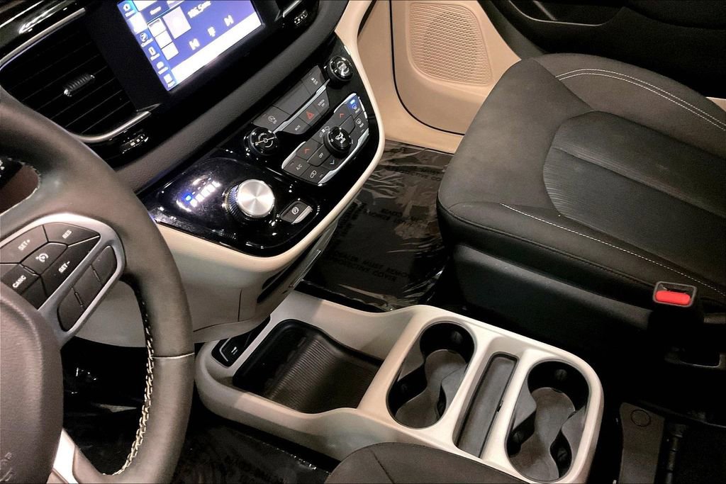 Used 2024 Chrysler Voyager LX image 16