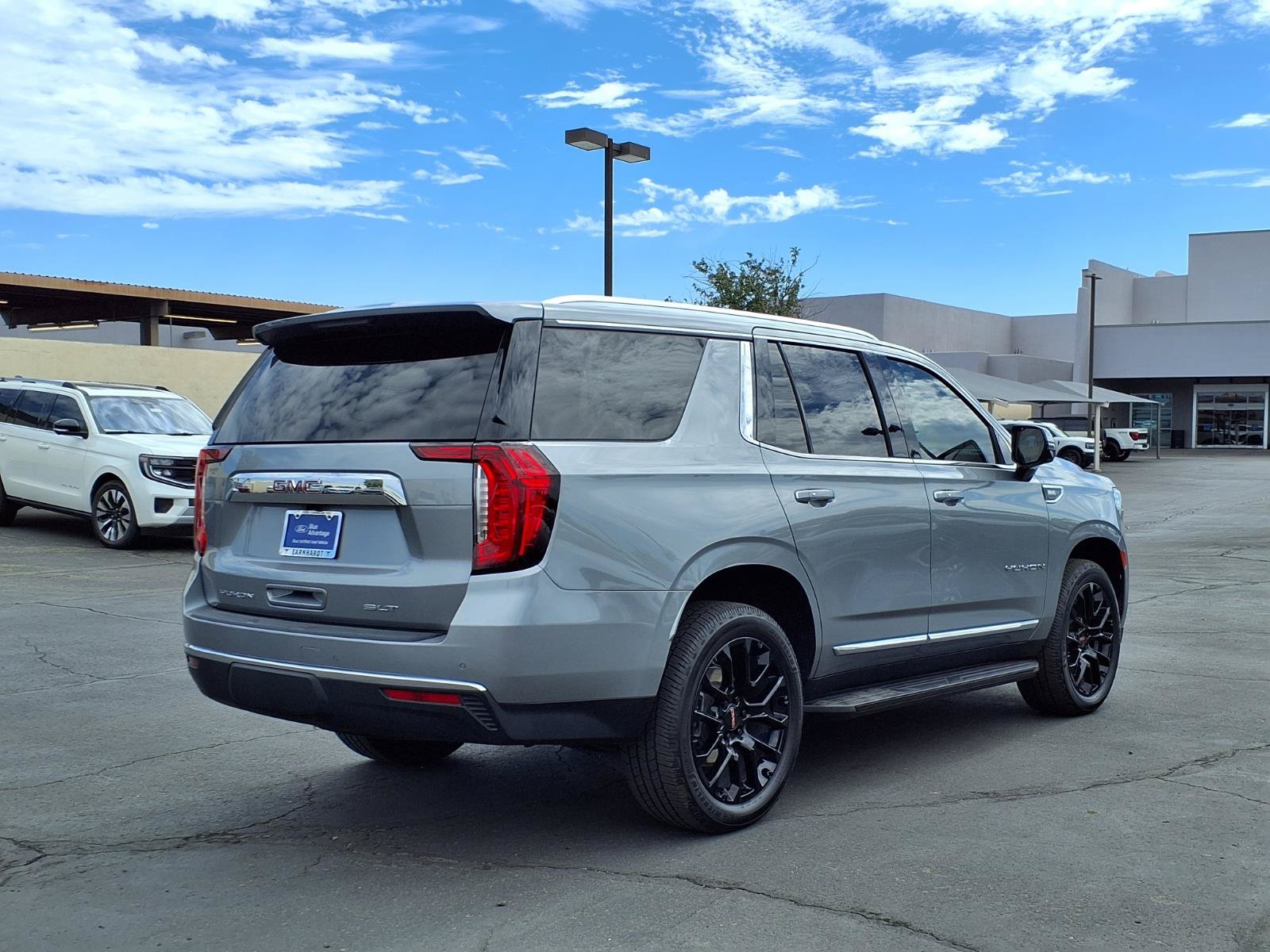 Used 2023 GMC Yukon SLT w/ SLT Premium Package AWD/4WD image 6