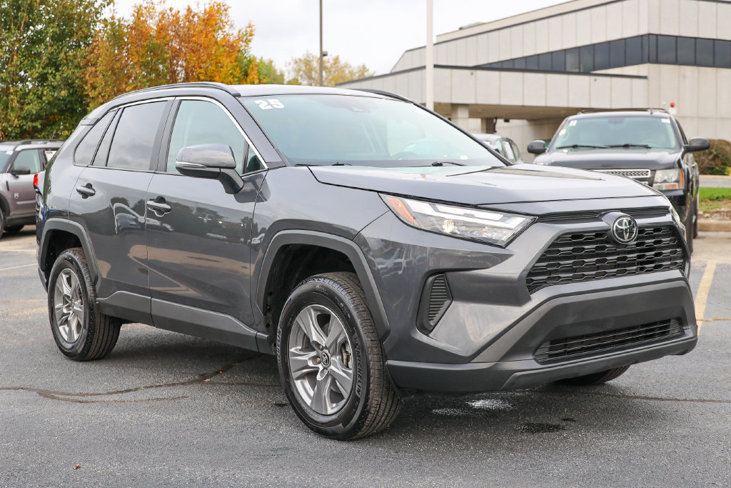 Used 2025 Toyota RAV4 XLE AWD/4WD image 18