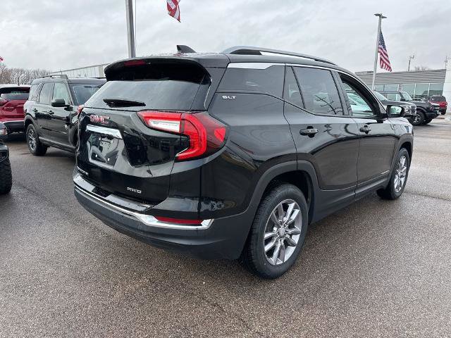 Used 2024 GMC Terrain SLT image 13