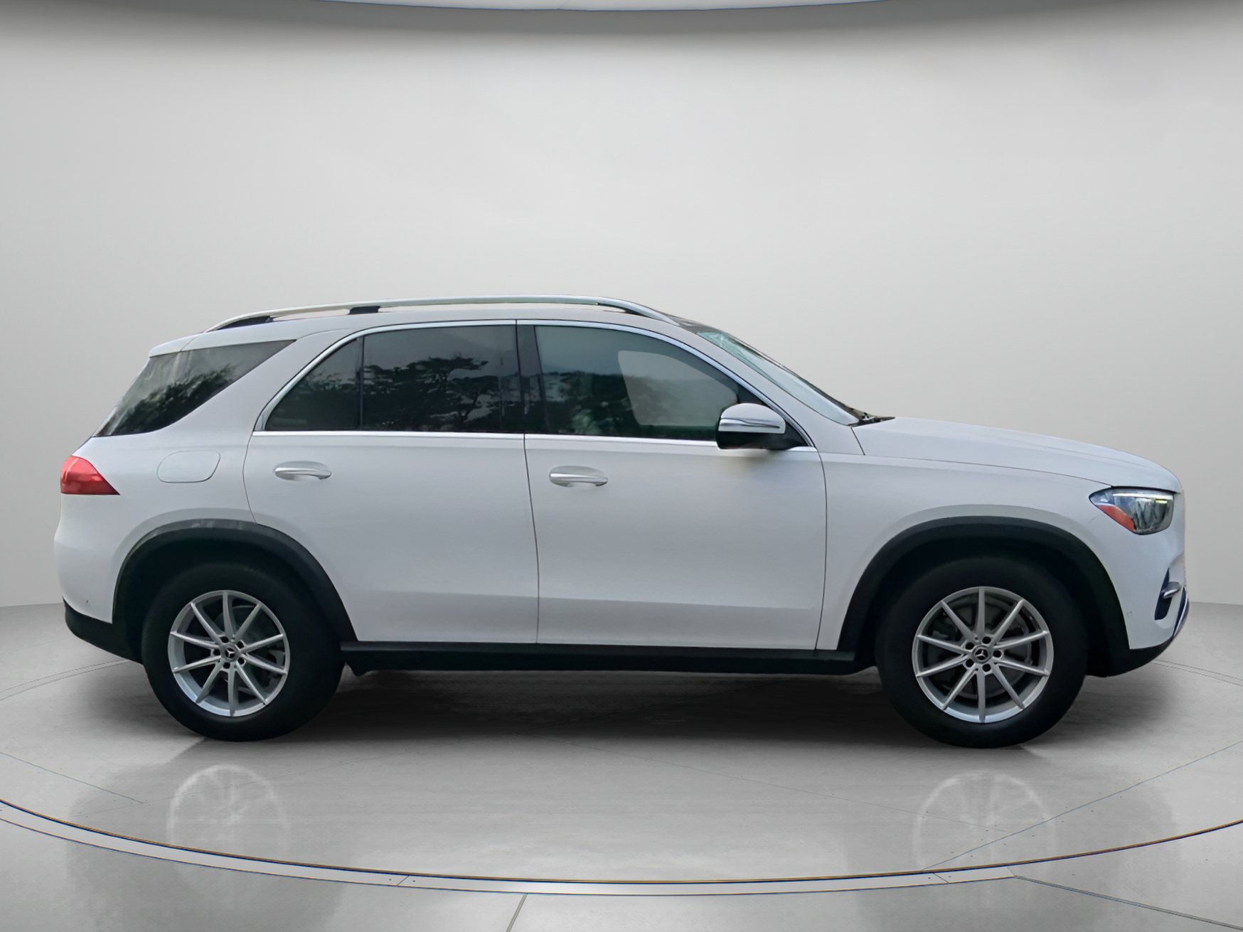 Used 2025 Mercedes-Benz GLE 350 4MATIC w/ Driver Assistance Package image 33