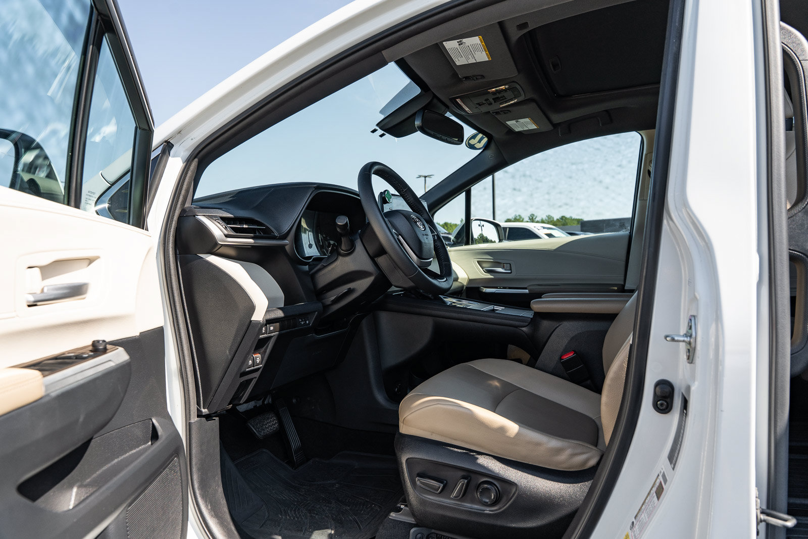 Used 2022 Toyota Sienna XLE FWD image 18