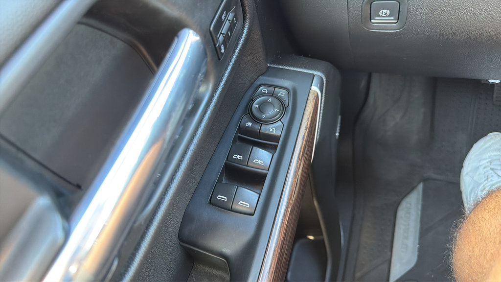 Used 2022 Chevrolet Silverado 1500 High Country w/ Technology Package AWD/4WD image 28