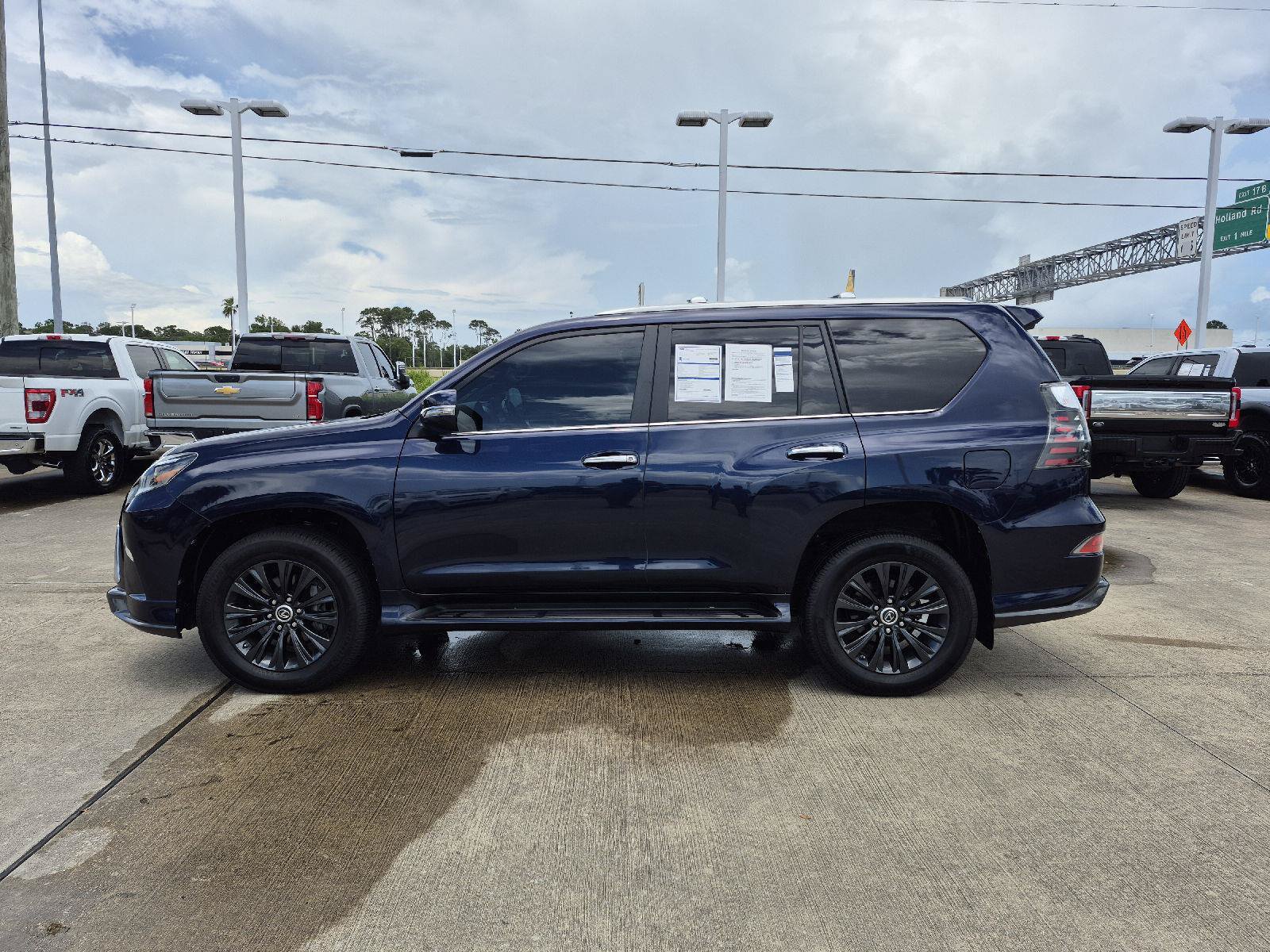 Used 2023 Lexus GX 460 Premium w/ Accessory Package AWD/4WD image 16