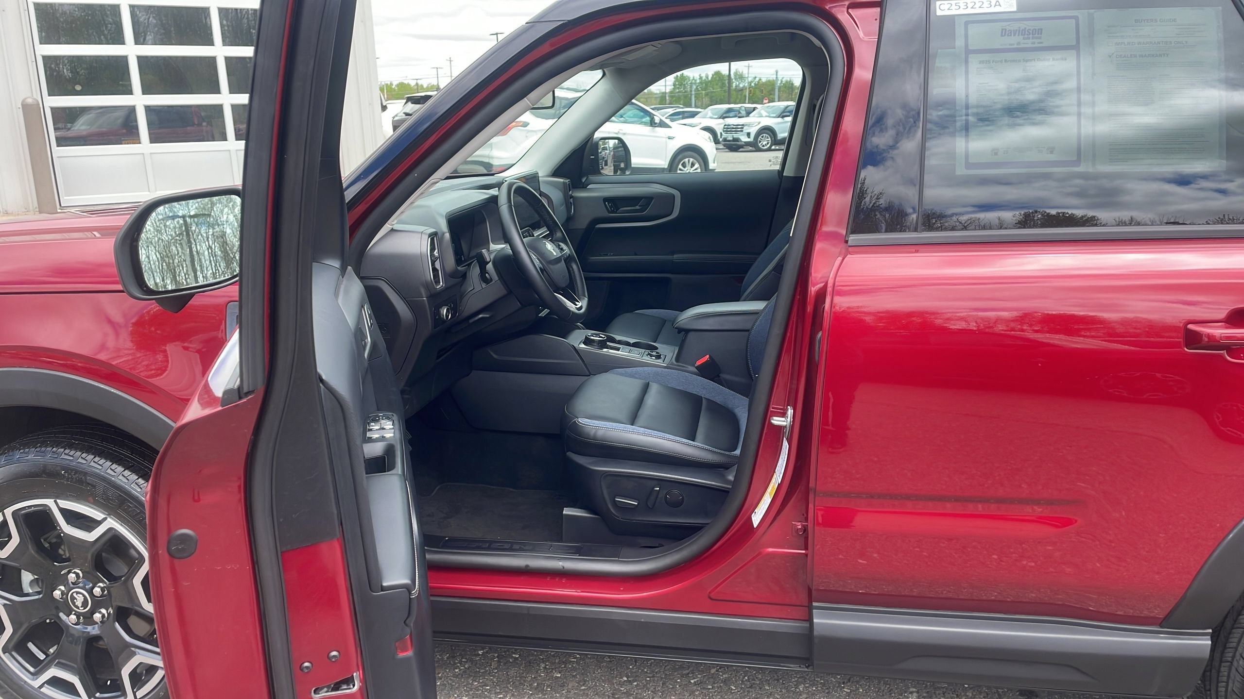 Certified 2025 Ford Bronco Sport Outer Banks w/ Outer Banks Tech Package+ AWD/4WD image 25