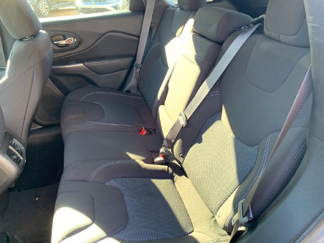 Used 2019 Jeep Cherokee Latitude w/ Trailer Tow Group FWD image 11
