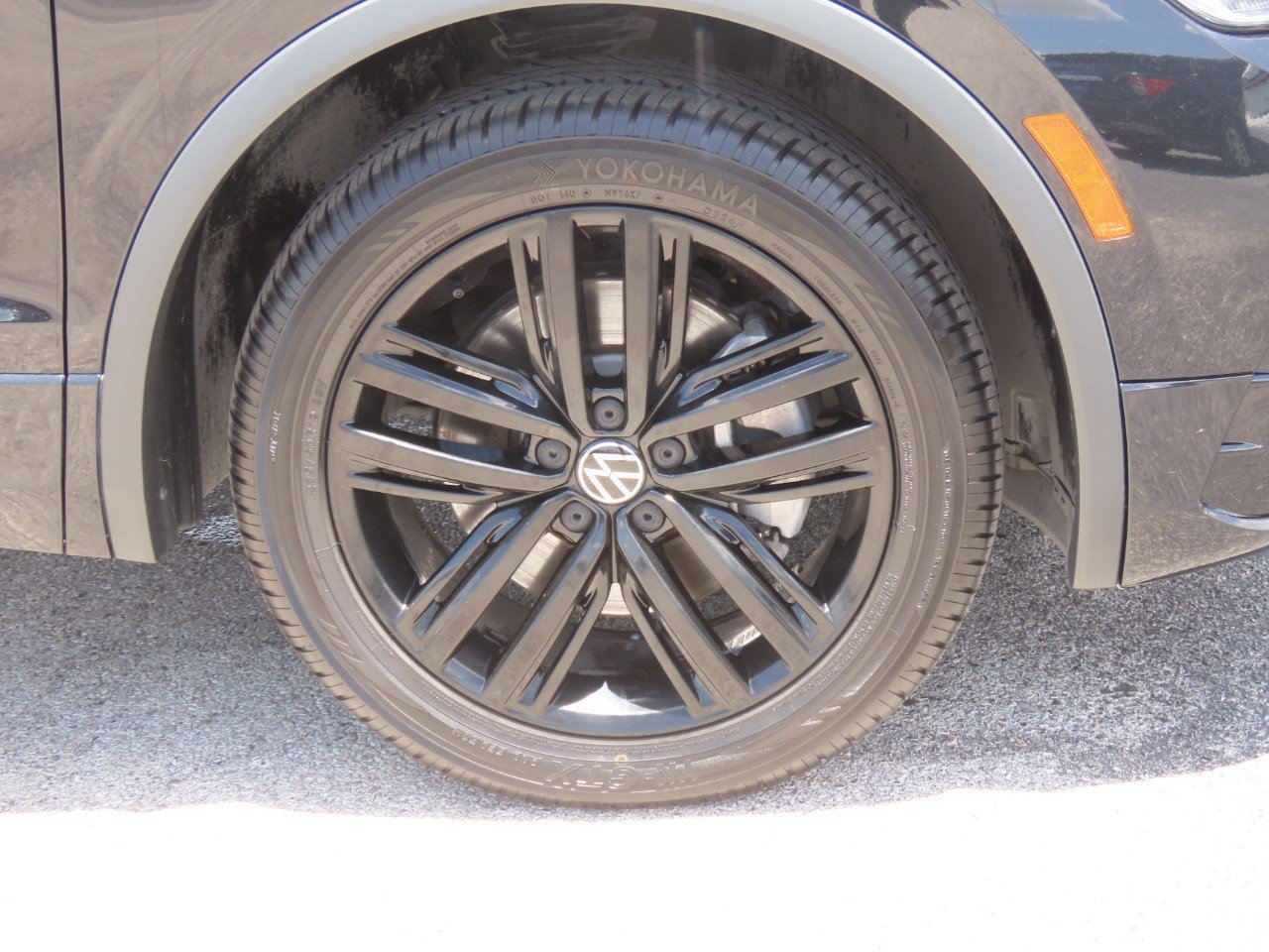 Used 2022 Volkswagen Tiguan SE R-Line AWD/4WD image 9
